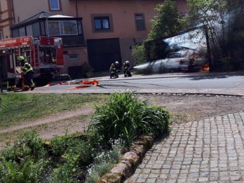 Schneller Löschangriff mit Wasser direkt nach Ankunft eingeleitet, zusätzlich wird die Wasserversorgung aufgebaut und der Schaumeinsatz vorbereitet.