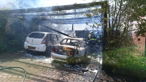 PKWs gelöscht, verbleibende Glutnester im Carport werden abgelöscht